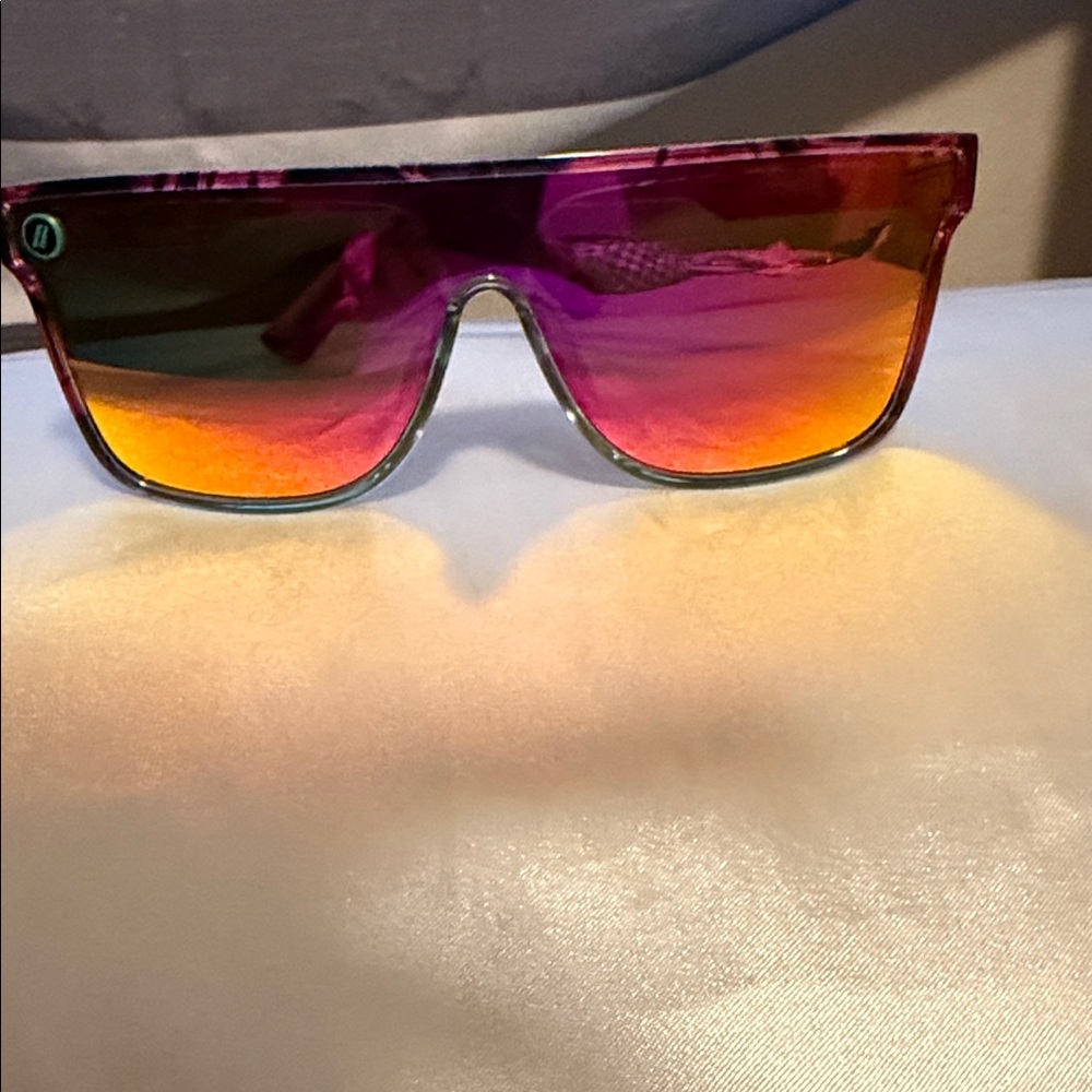 Stylish Gradient Sunglasses - image 1